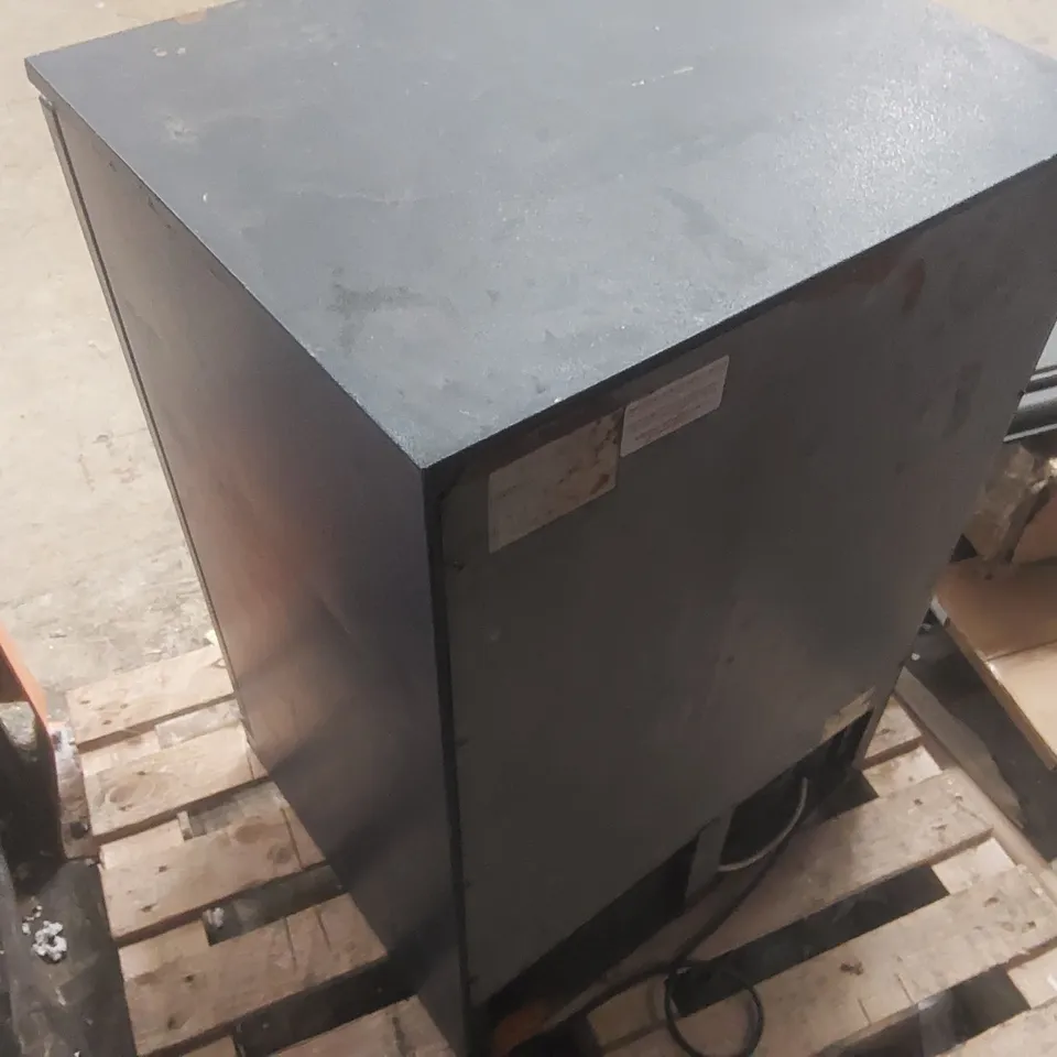 COMMERCIAL DRINKS DISPLAY FRIDGE