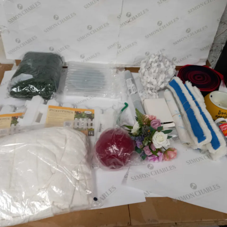 LOT OF ASSORTED HOUSEHOLD GOODS TO INCLUDE DOG BOWL, PICKETFENCE, AND FAKE GRASS DECOR ETC.