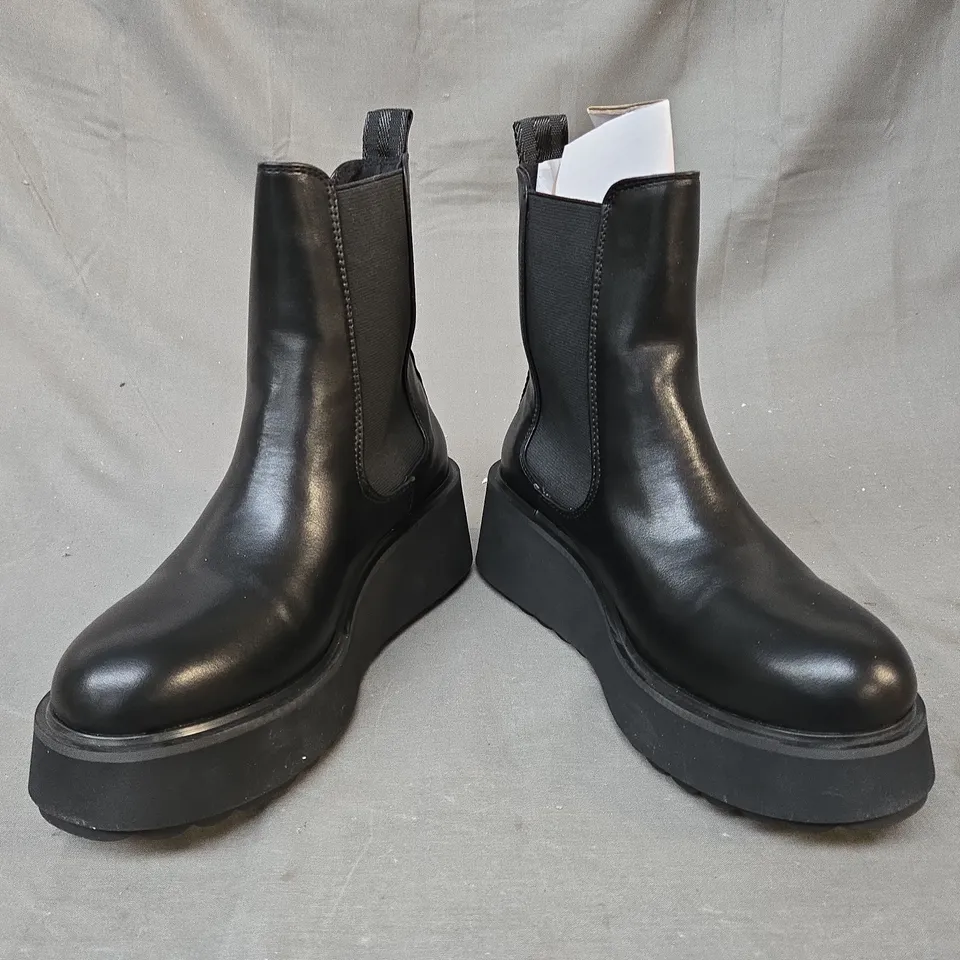 BOXED PAIR OF ROCKET DOG PLATFORM CHELSEA BOOTS IN BLACK UK SIZE 6