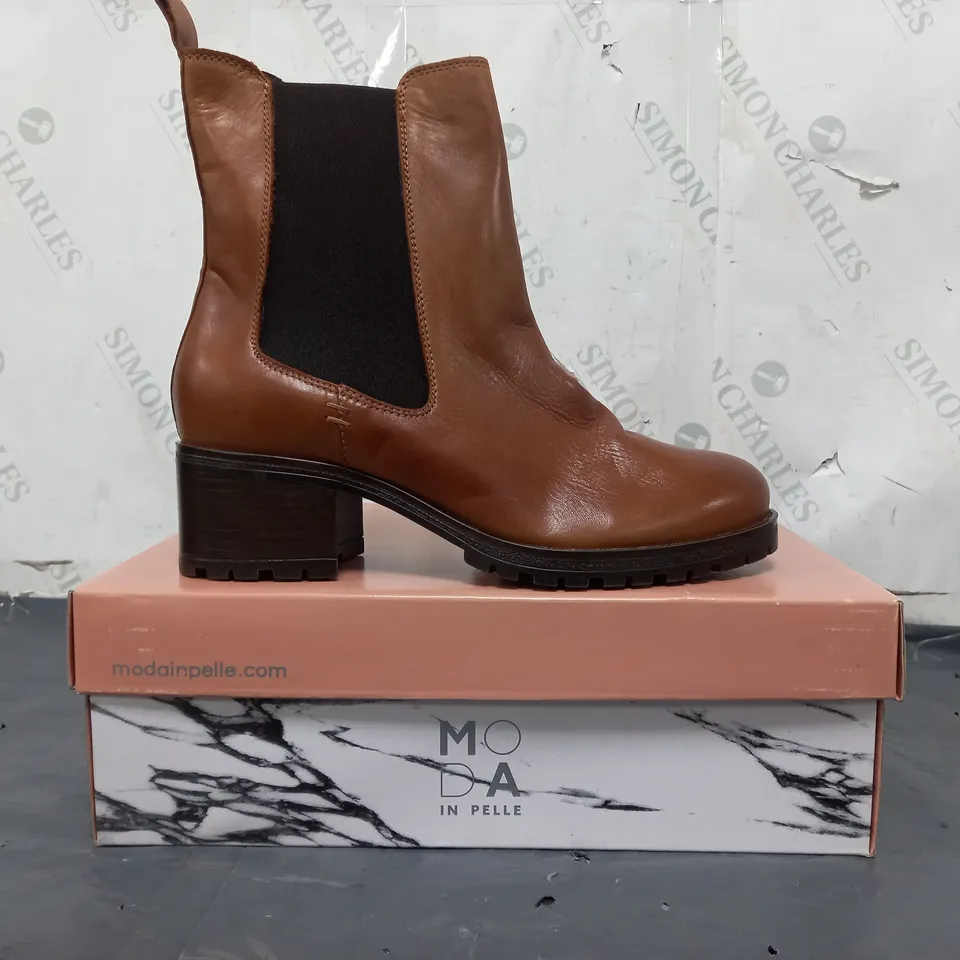 BOXED PAIR OF MODA IN PELLE CHUNKY HEEL CHELSEA BOOTS IN TAN SIZE 6