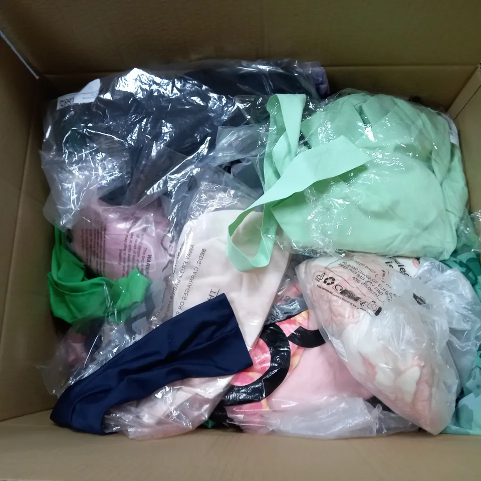 LARGE QUANTITY OF CLOTHING ITEMS TO INCLUDE DRESSES, SWEATERS, JEANS, T-SHIRTS, ETC