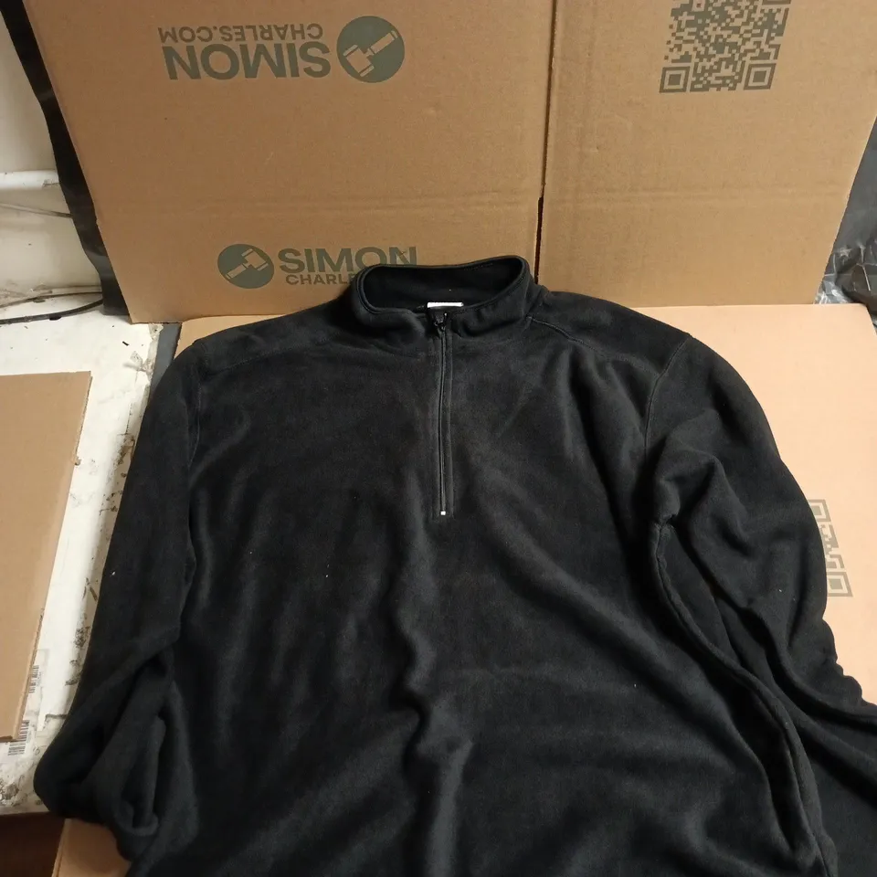 BOX OF APPROXIMATELY 15 ASSORTED SIZED BLACK FLEECES