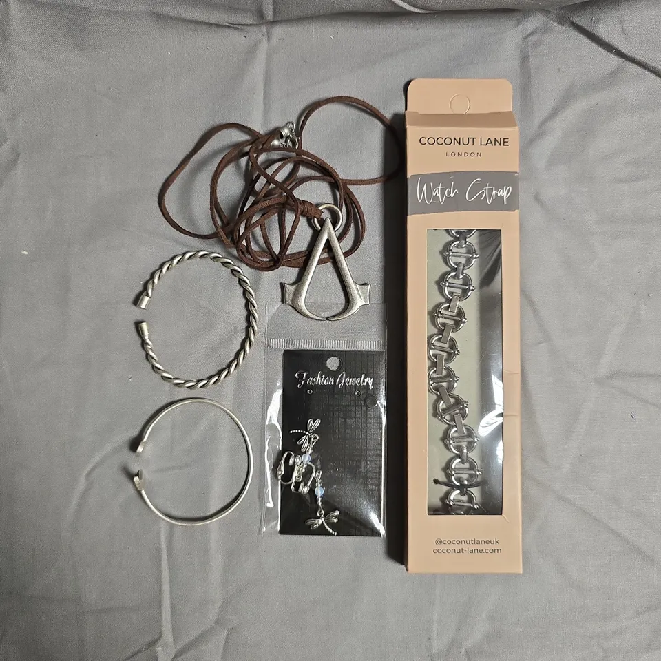 APPROXIMATELY 20 ASSORTED JEWELLERY ITEMS IN VARIOUS STYLES TO INCLUDE BRACELETS, NECKLACE & ACCESSORIES, ETC