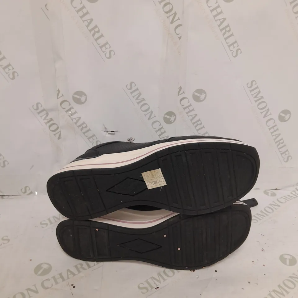 SKETCHERS BLACK TRAINERS SIZE 7