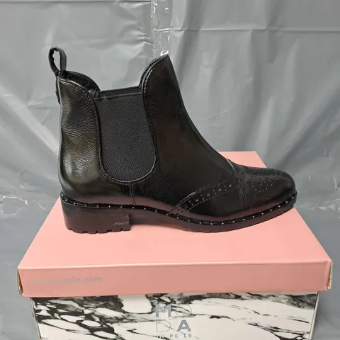 BOXED PAIR OF MODA IN PELLE WHISTLA BLACK PANTENT LEATHER - SIZE 7