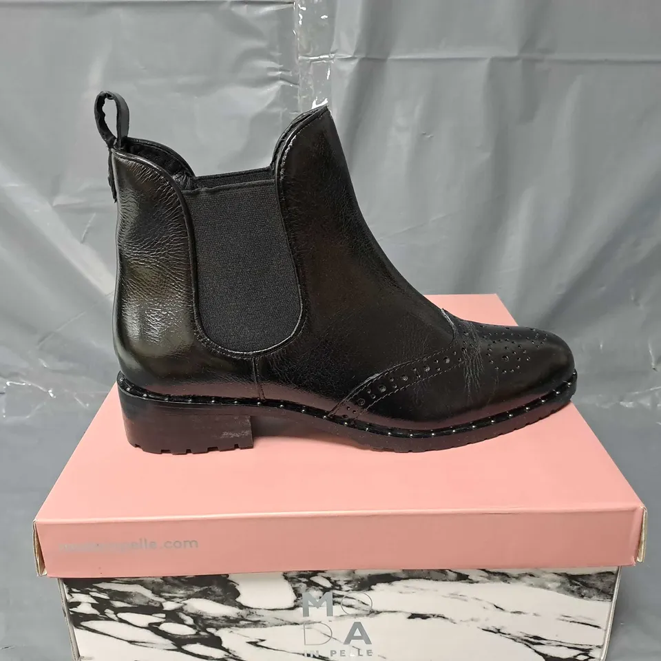 BOXED PAIR OF MODA IN PELLE WHISTLA BLACK PANTENT LEATHER - SIZE 7