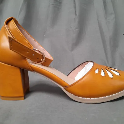 BOXED PAIR OF DESIGNER CLOSED TOE BLOCK HEEL SHOES IN TAN EU SIZE 37
