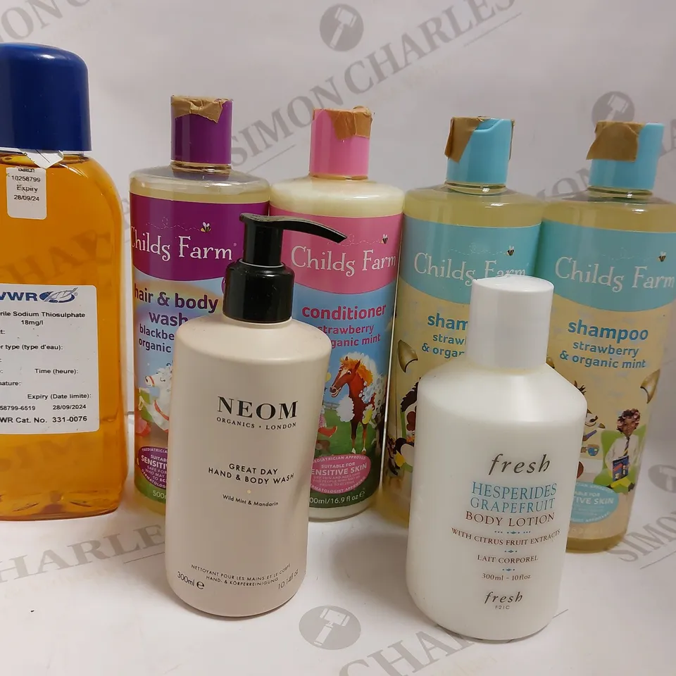BOX OF APPROX 15 COSMETIC ITEMS TO INCLUDE FRESH BODY LOTION, CHILDS FARM HAIR AND BODY WASH, VWR STERILE SODIUM THIOSULPHATE