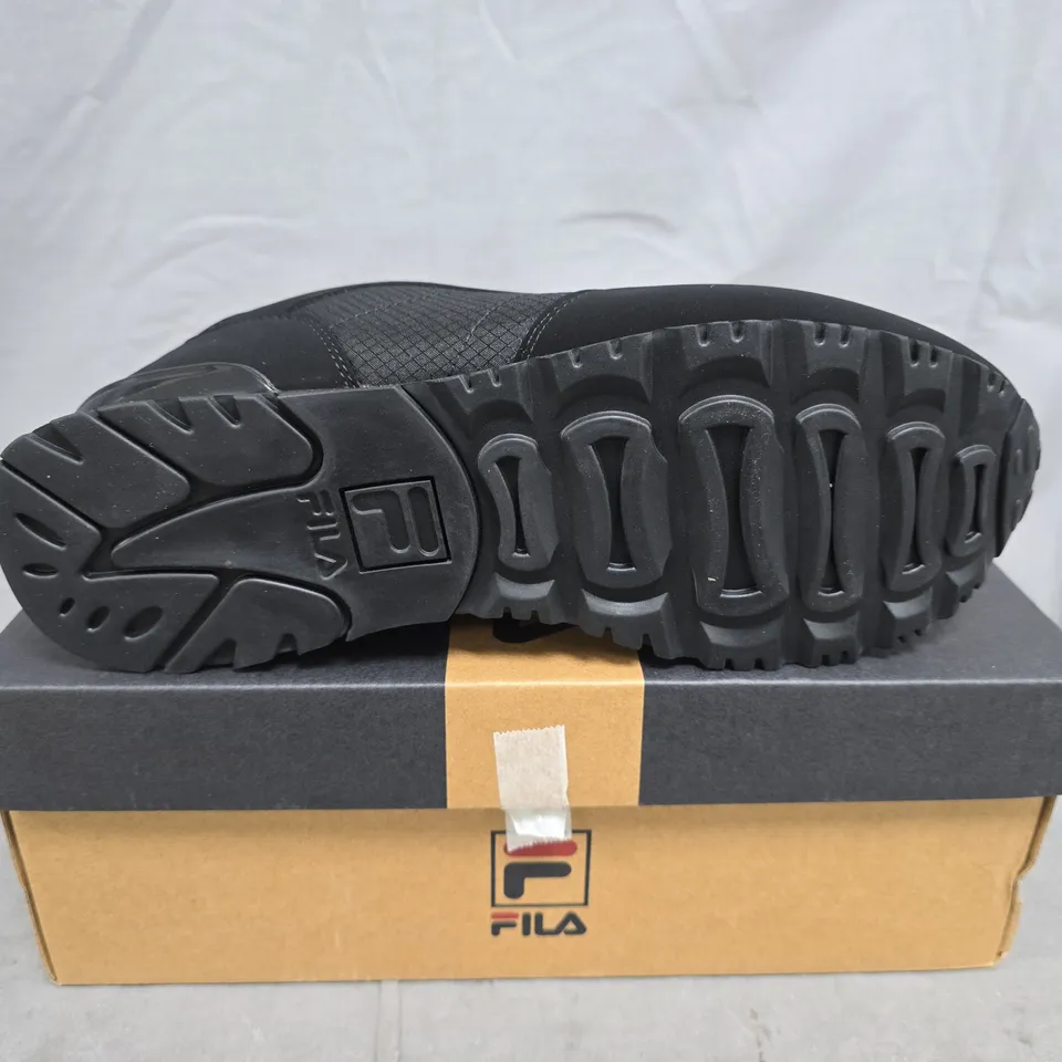 BOXED PAIR OF FILA BLACK MESH RUNNER TRAINERS – UK SIZE 7