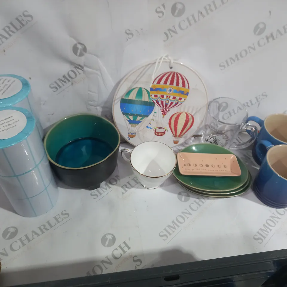 APPROXIMATELY 20 ASSORTED HOME ITEMS INCLUDING DECROATVE PLATES, 2 LARGE ROLES OF LABELS, HOT AIR BALLON DOOR DECORATION