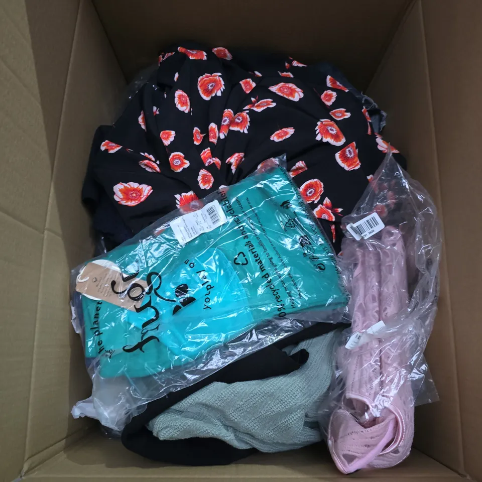 APPROXIMATELY 25 ASSORTED CLOTHING AND FASHION PRODUCTS IN VARIOUS STYLES AND SIZES - COLLECTION ONLY