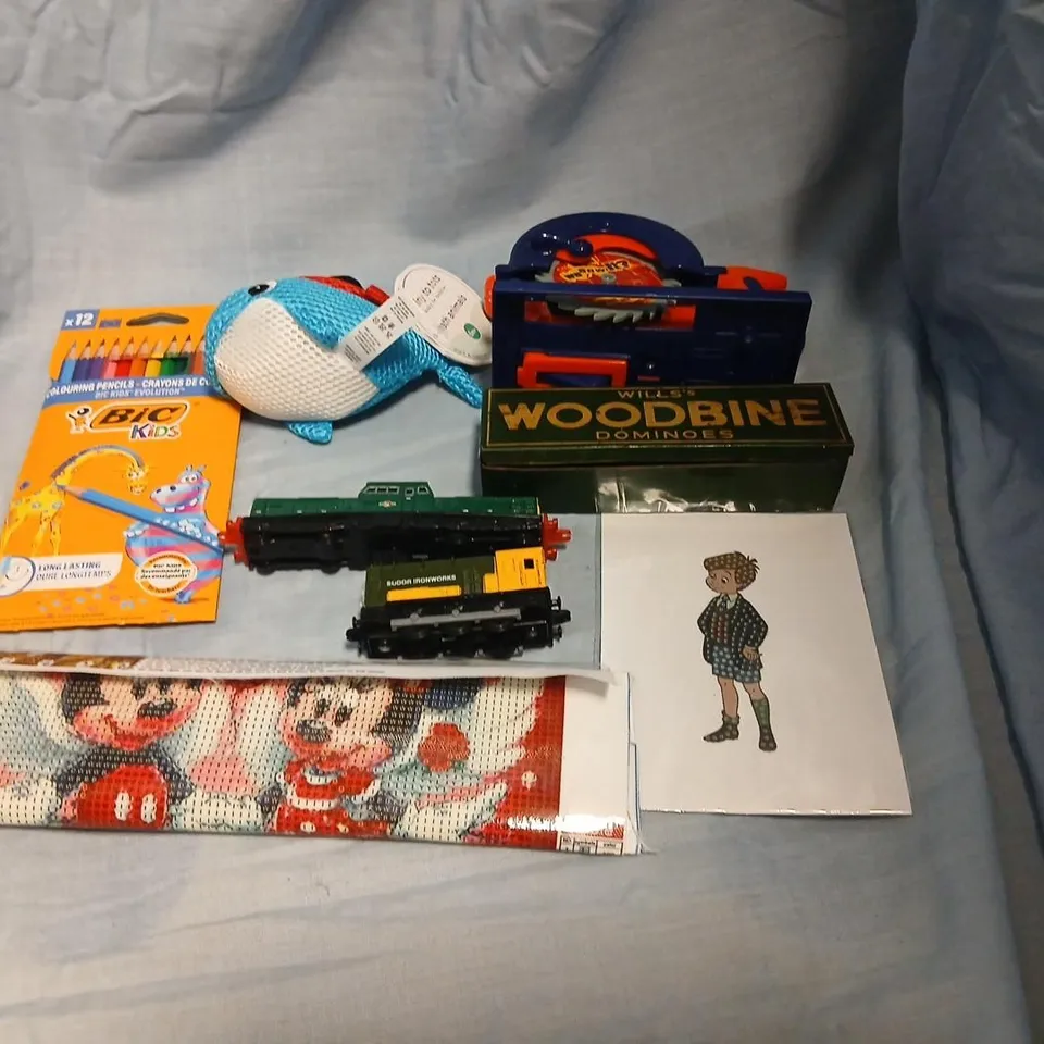 LARGE QUANTITY OF ASSORTED TOYS AND ACCESSORIES TO INCLUDE; PAW PATROL BALL, BIC KIDS PENCILS, WILL'S WOODBINE DOMINOES, TINY TO TOTS BATH ANIMAL
