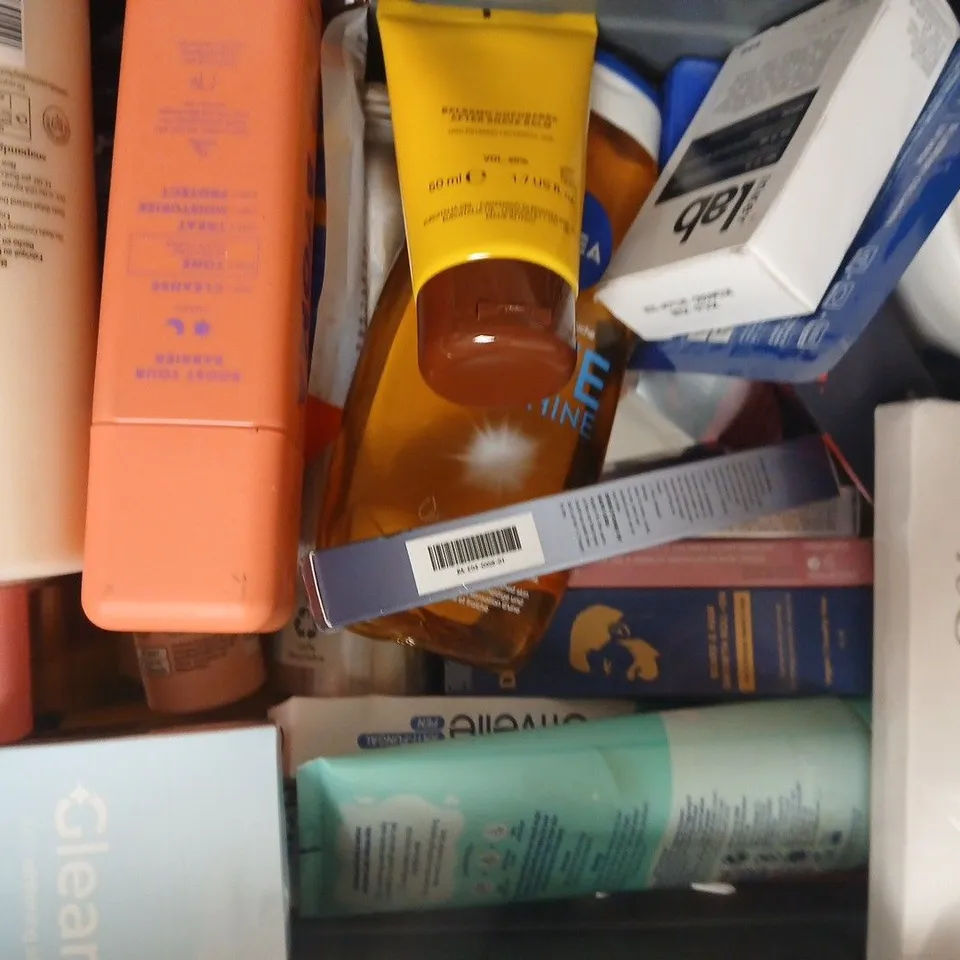 APPROXIMATELY 15 ASSORTED COSMETIC ITEMS INCLUDING VARIOUS MAKES AND BRANDS - COLLECTION ONLY