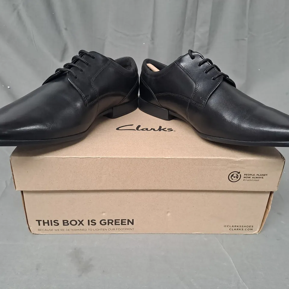 BOXED PAIR OF CLARKS SIDTON LACE UP SHOES IN BLACK UK SIZE 9