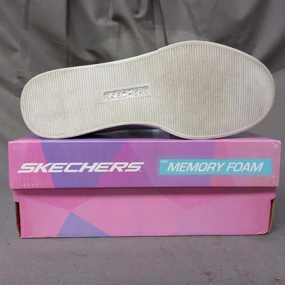 BOXED PAIR OF SKECHERS COURT CLASSIC EDEN TRAINERS IN WHITE SIZE 5.5