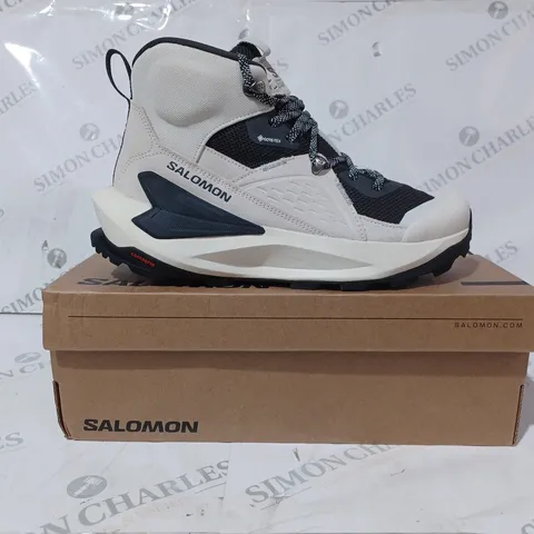 BOXED PAIR OF SALOMON ELIXIR MID GTX SHOES IN VANILLA/BLACK UK SIZE 7