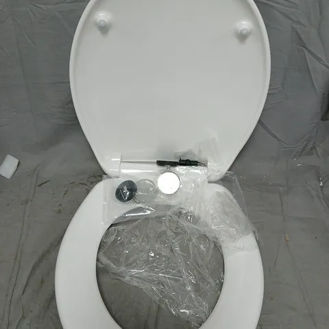 BOXED BLUMFELDT TOILET SEAT SOFT CLOSE