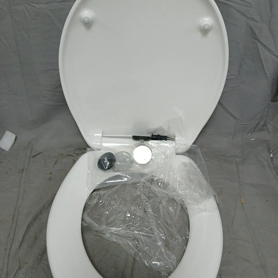 BOXED BLUMFELDT TOILET SEAT SOFT CLOSE