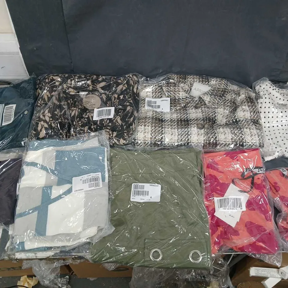 BOX OF APPROXIMATELY 15 ASSORTED CLOTHING ITEMS IN VARIOUS STYLES, COLOURS AND SIZES 