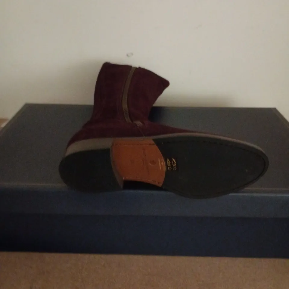 BOXED PAIR OF FAIRFAX & FAVOR WOMENS REGINA BOOTS IN PLUM SUEDE - UK 5