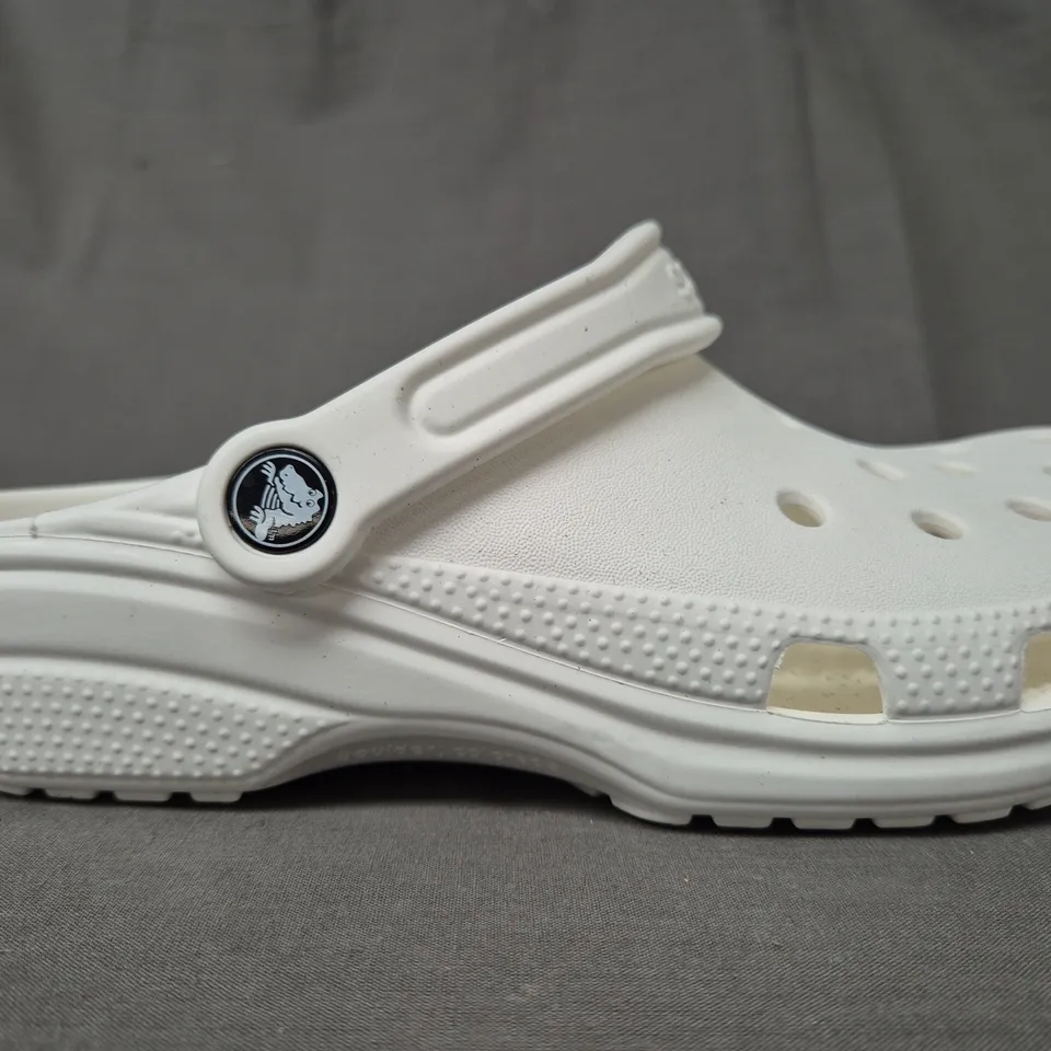 PAIR OF CROCS CLASSIC CLOGS IN WHITE UK SIZE M5/W6