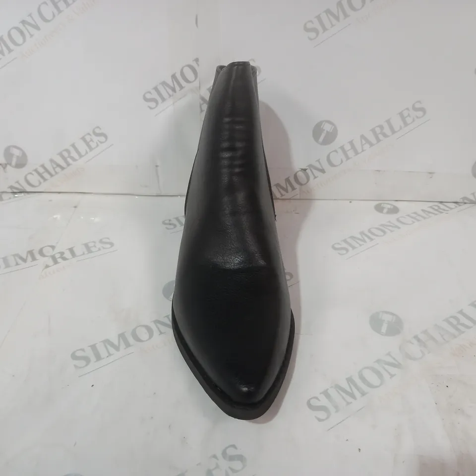 BOXED PAIR OF DESIGNER POINTED TOE SIDE-ZIP SHOES IN BLACK EU SIZE 41