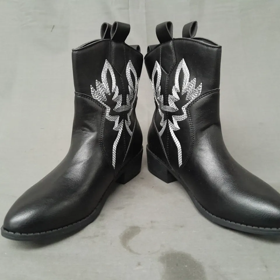 BOXED PAIR OF DESIGNER WESTERN STYLE ANKLE BOOTS IN BLACK EU SIZE 36