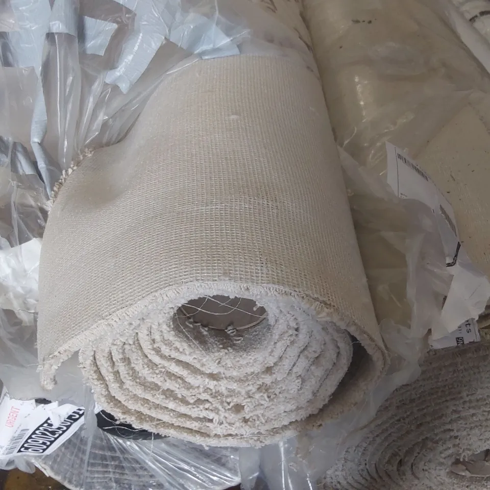 ROLL OF QUALITY GRACE OPAL CARPET - APPROXIMATELY 3.15 x 5m