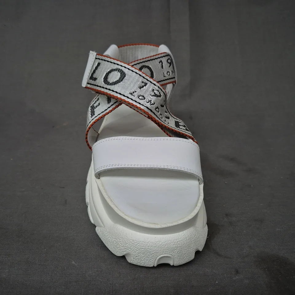BRAND NEW BOXED PAIR OF BUFFALO LONDON CHUNKY OPEN TOE PLATFORM SANDALS IN WHITE/SILVER UK SIZE 5.5