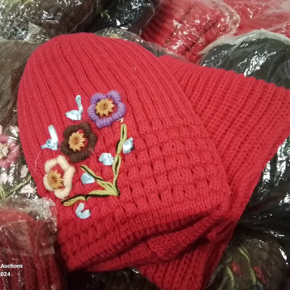 LOT CONTAINING LARGE AMOUNT OF BAGGED WOOLEN HATS IN VARIOUS COLOURS AND DESIGNS 