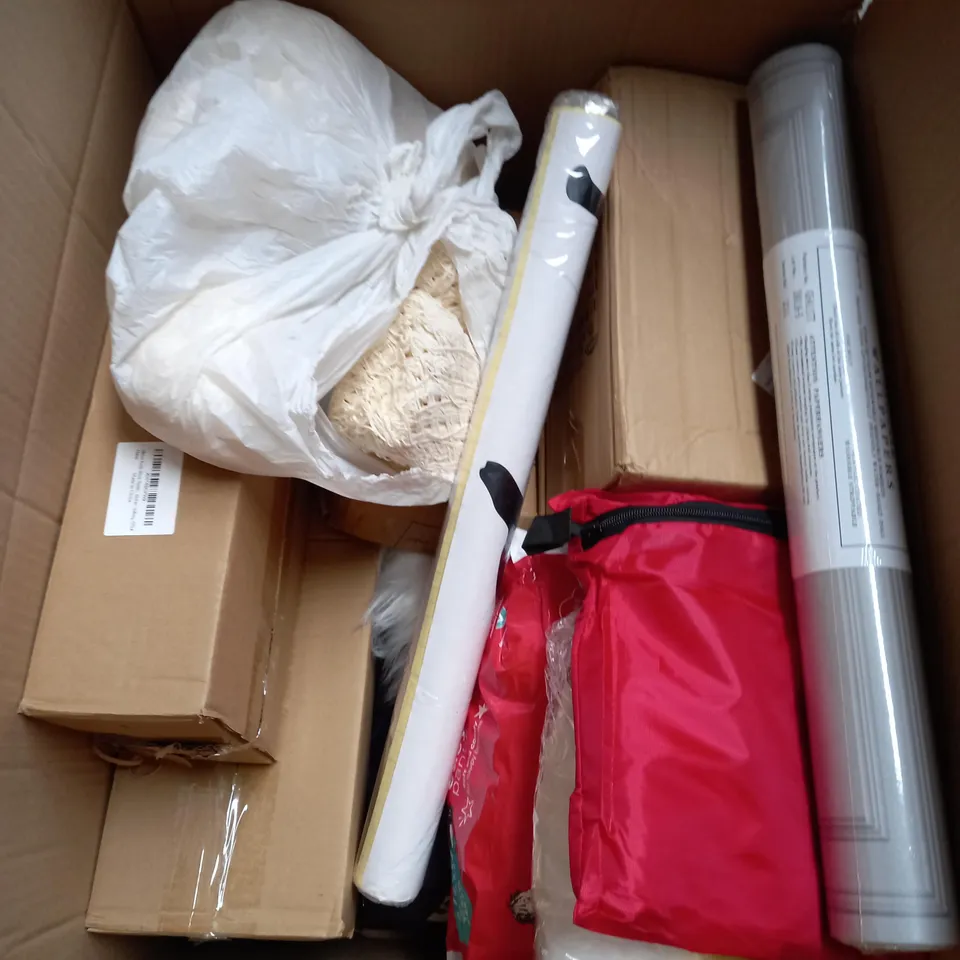 BOX OF APROXIMATELY 12 ASSORTED HOUSEHOLD ITEMS TO INCLUDE BLANKETS , WALLPAPER , EXTENSION PLUGS  