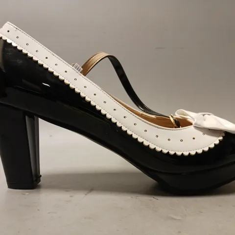 BOXED PAIR OF DESIGNER HEELED SHOES IN BLACK/WHITE W. BOW DETAIL EU SIZE 48
