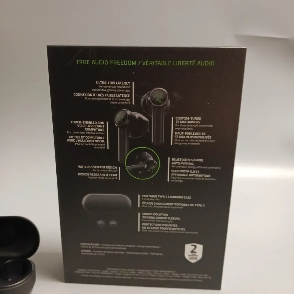 LOT OF 5 BOXEED RAZER HAMMERHEAD WIRELESS HEADPHONES IN BLACK AND GREEN INCLUDES CHARGING CASE, CABLE, WRIST STRAP AND SPARE BUDS