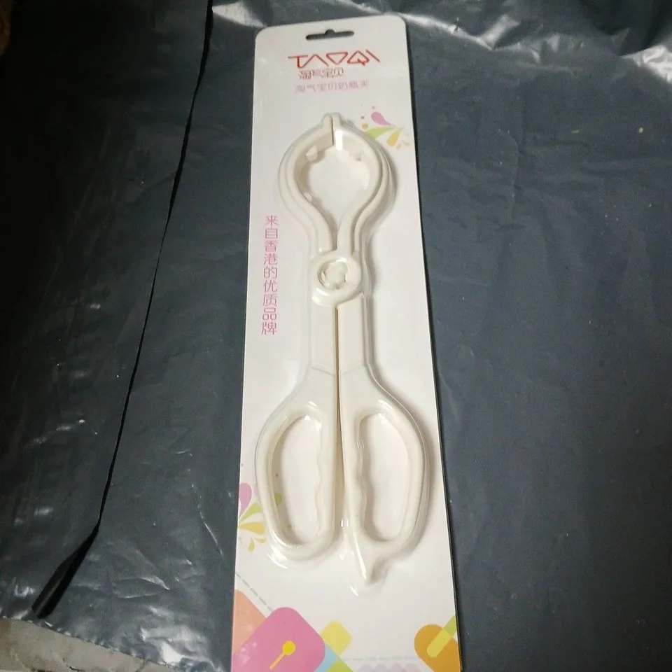 BOX OF APPROXIMATELY 48 SCISSOR BOTTLE CLIP HOLDERS