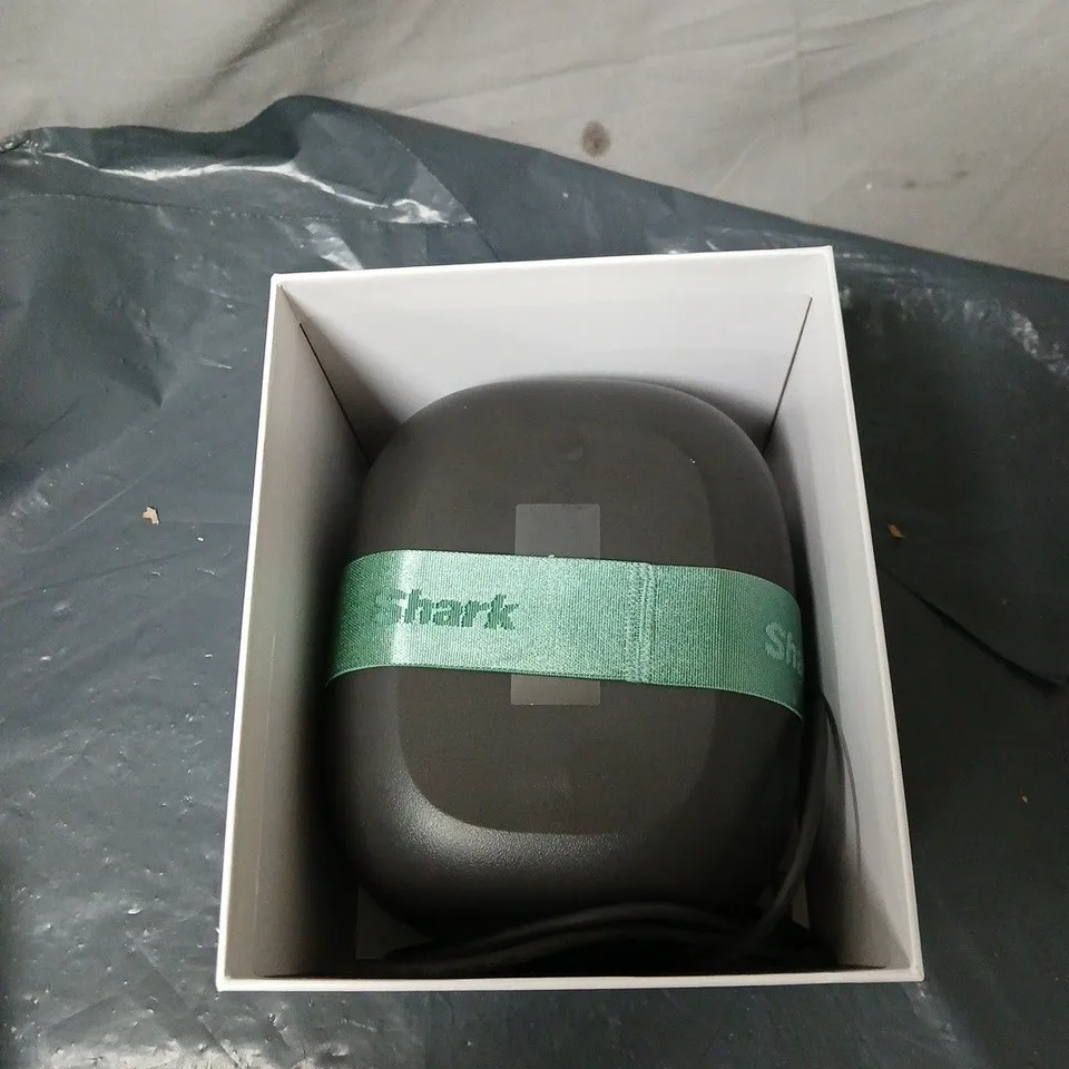 SHARK FACIAL PRO GLOW AND DEPUFFI BOXED