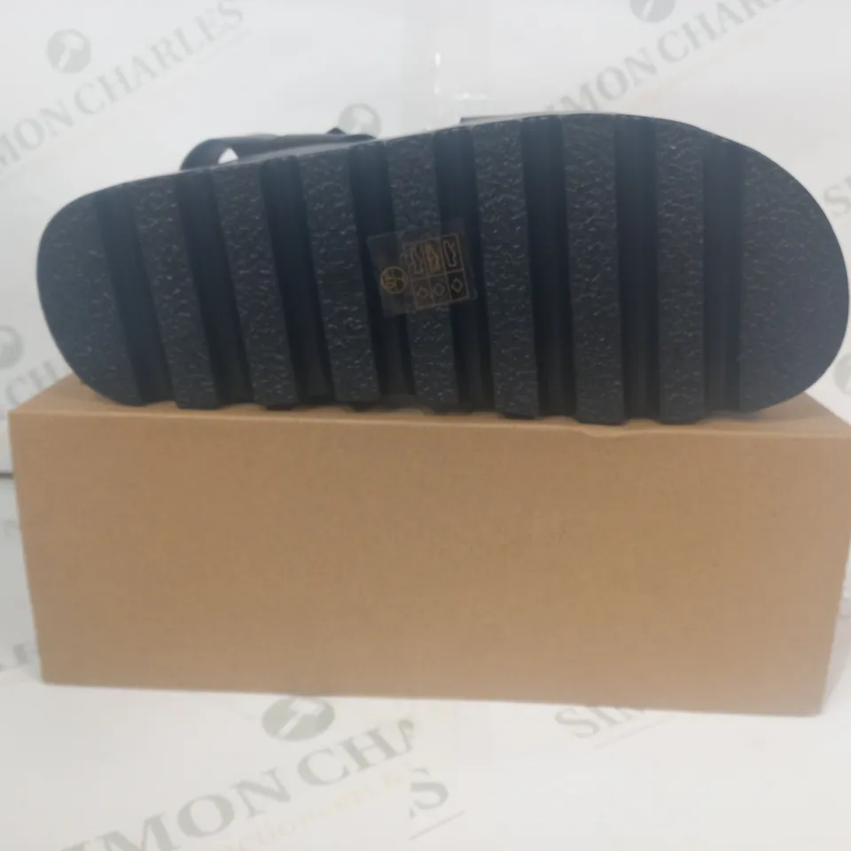 BOXED PAIR OF NO DOUBT OPEN TOE STRAPPY PLATFORM SANDALS IN BLACK SIZE 7