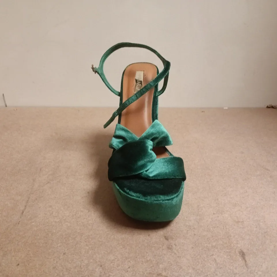 BOXED PAIR OF PRIMARK OPEN TOE HIGH BLOCK HEELS IN GREEN SIZE UK 7