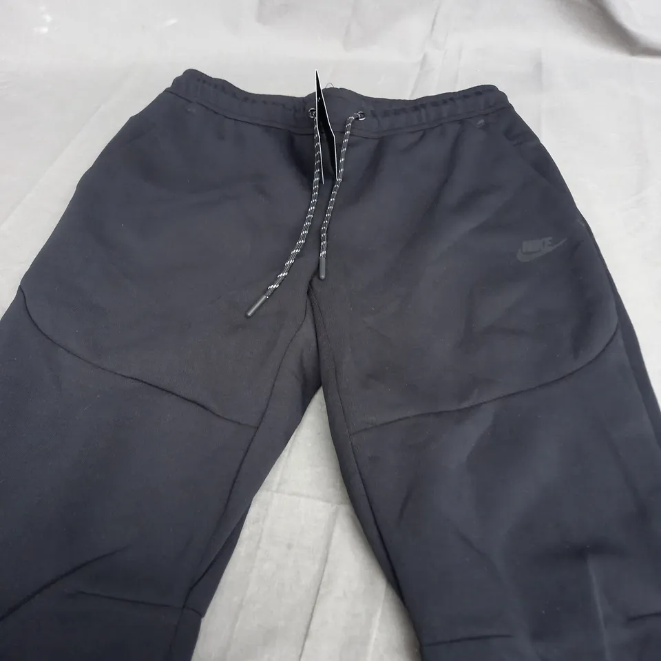 NIKE STANDARD FIT STRAIGHT LEG BLACK TRACKSUIT PANTS - MEDIUM