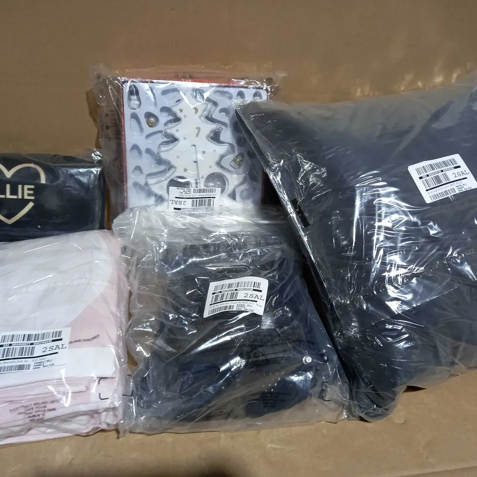 LOT OF APPROX 15 ASSORTED HOUSEHOLD ITEMS TO INCLUDE LARGE VELVET CUSHION, PERSONALISED STOCKING, BLUSH GEO REVERSIBLE DOUBLE DUVET SET, ETC