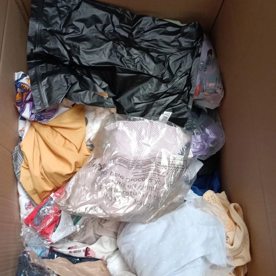 BOX OF APPROXIMATELY 30 ASSORTED CHILDRENS CLOTHING ITEMS OF VARIOUS SIZES AND STYLES TO INCLUDE F&F ETC
