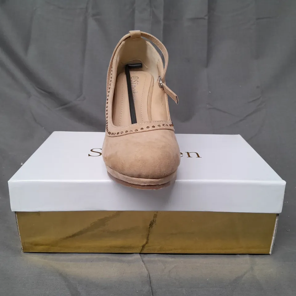 BOX OF APPROXIMATELY 10 BOXED PAIRS OF SINOBEN CLOSED TOE WEDGES IN TAN - VARIOUS SIZES
