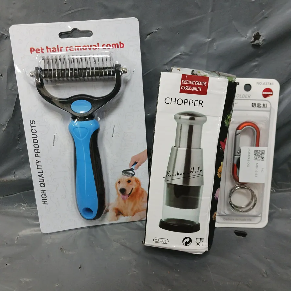 APPROXIMATELY 10 ASSORTED HOUSEHOLD ITEMS TO INCLUDE PET HAIR REMOVAL COMB, KITCHEN HELP CHOPPER, KEY HOLDER, ETC