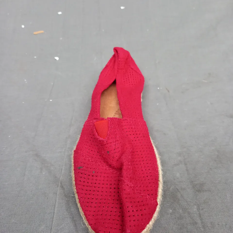 BOX OF APPROXIMATELY 12 DESIGNER FLAT SLIP ON SHOES IN RED - VARIOUS SIZES