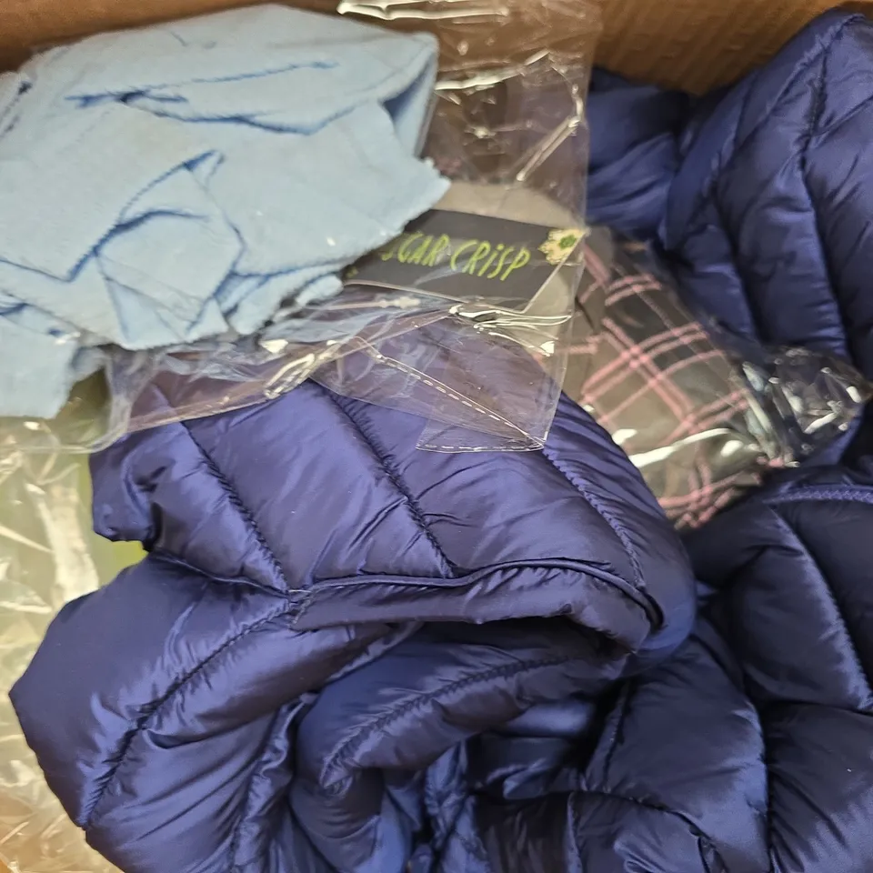 BOX OF APPROXIMATELY 10 ASSORTED HOUSEHOLD AND CLOTHING ITEMS - SIZES AND STYLES VARY