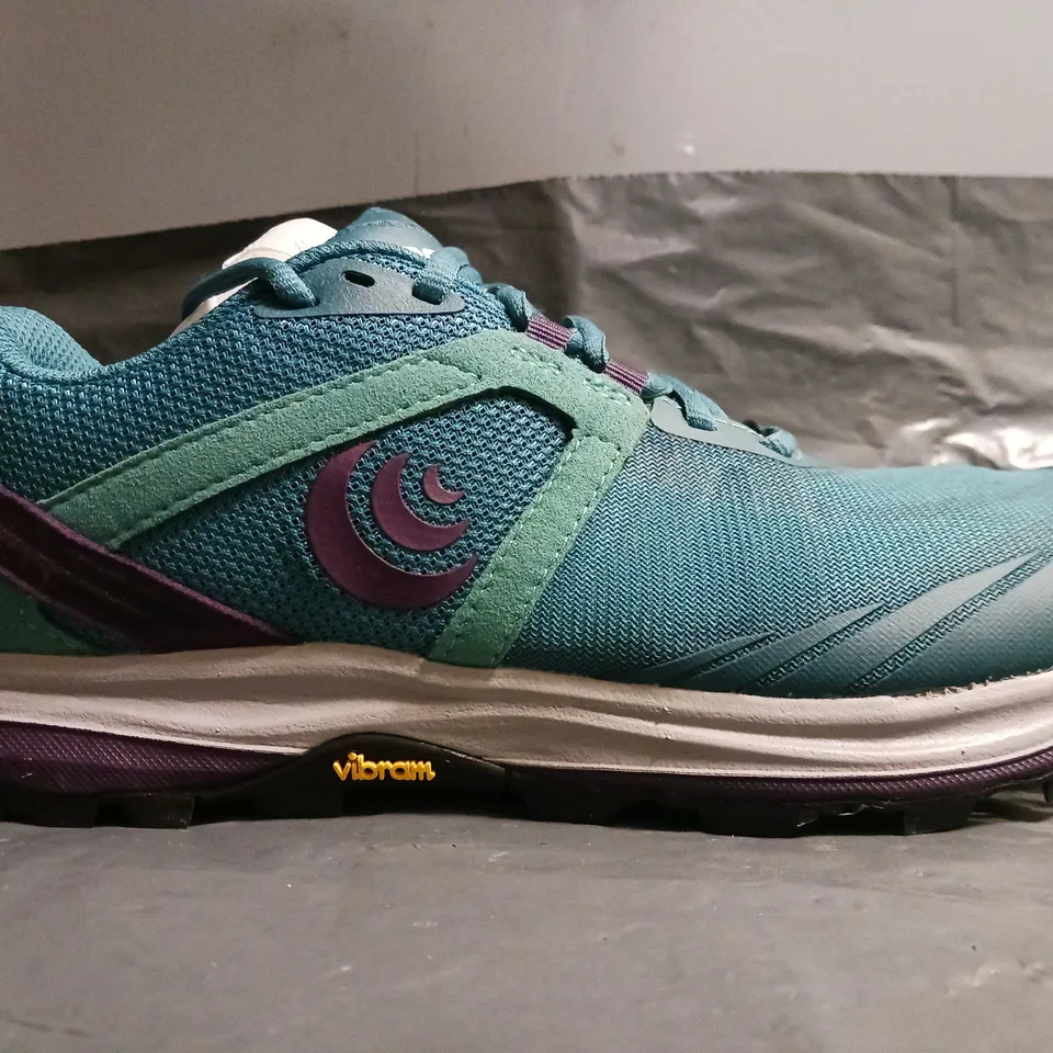 BOXED PAIR OF TOPO ATHLETIC WOMEN'S TERRAVENTURE 3 SHOES IN TEAL/PURPLE SIZE UK 6.5