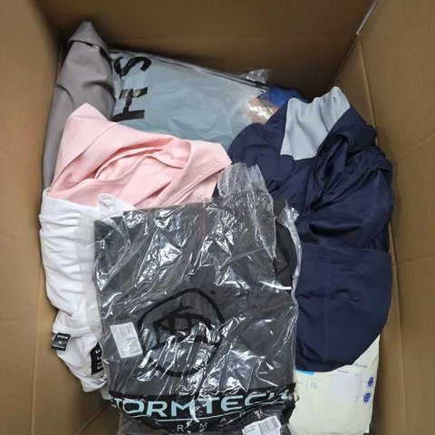 APPROX 20 ASSORTED CLOTHING ITEMS TO INCLUDE T-SHIRTS, DRESSES, SHORTS ETC