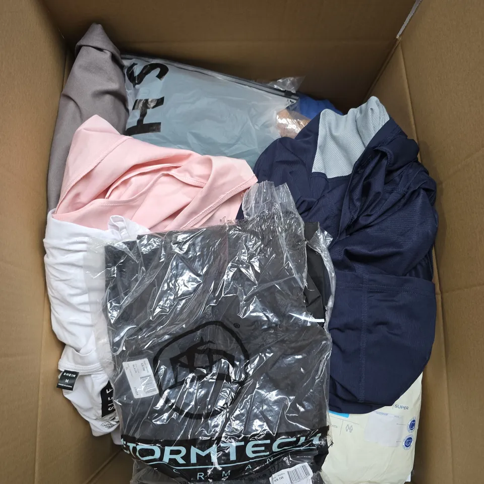 APPROX 20 ASSORTED CLOTHING ITEMS TO INCLUDE T-SHIRTS, DRESSES, SHORTS ETC