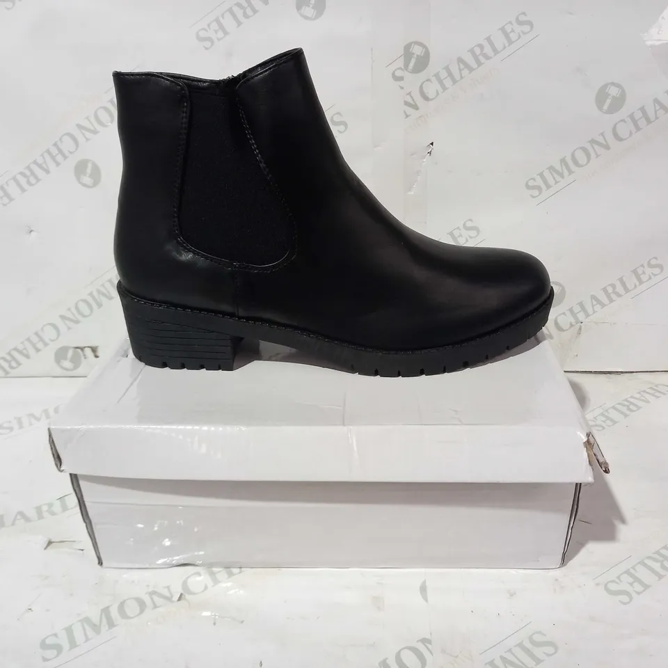 BOXED PAIR OF DESIGNER LEATHER SHOES IN BLACK UK SIZE 8
