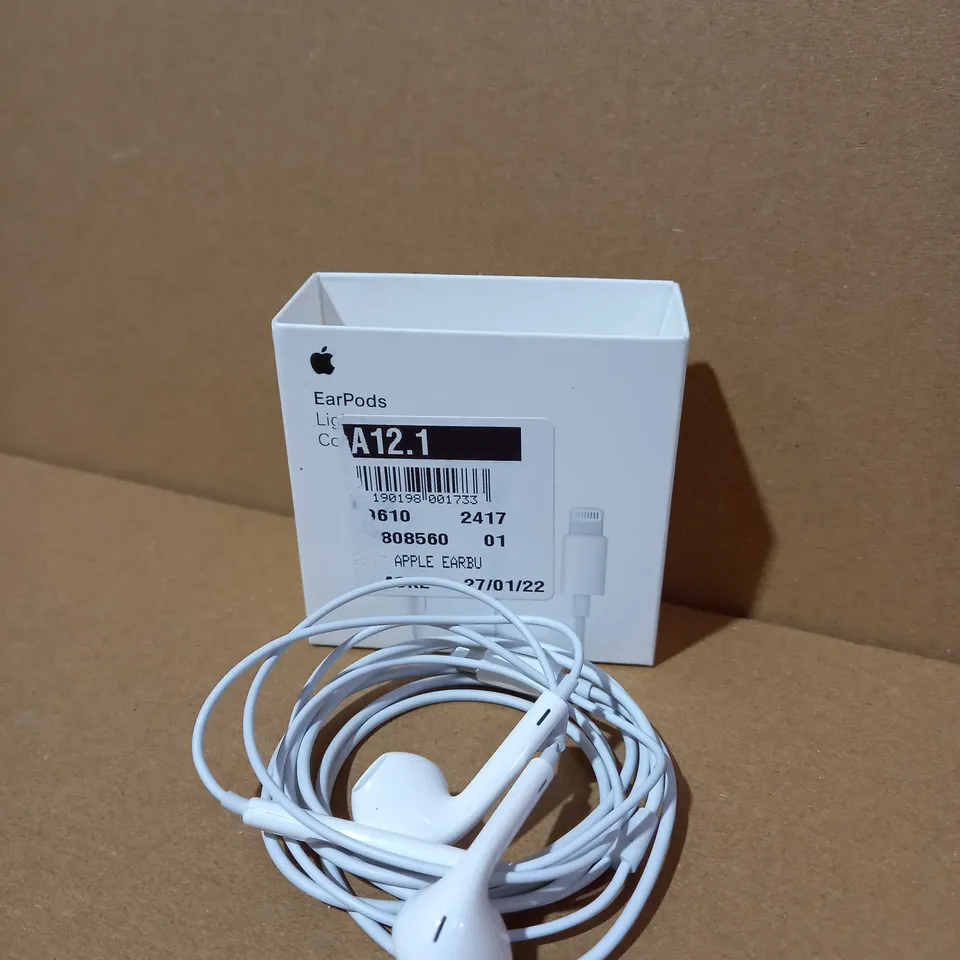 APPLE EARPODS WITH LIGHTENING CONNECTOR 