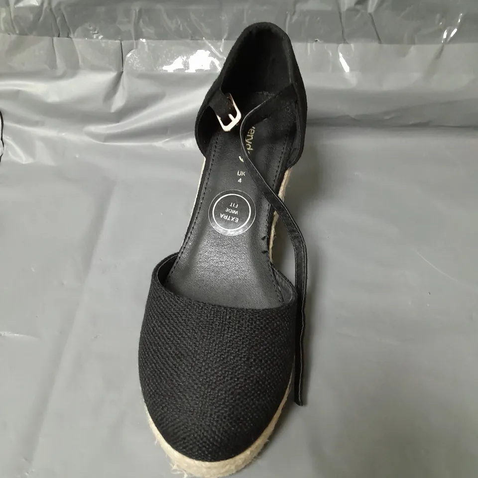 PAIR OF WIDE CLOSED TOE WEDGE SHOES - 4